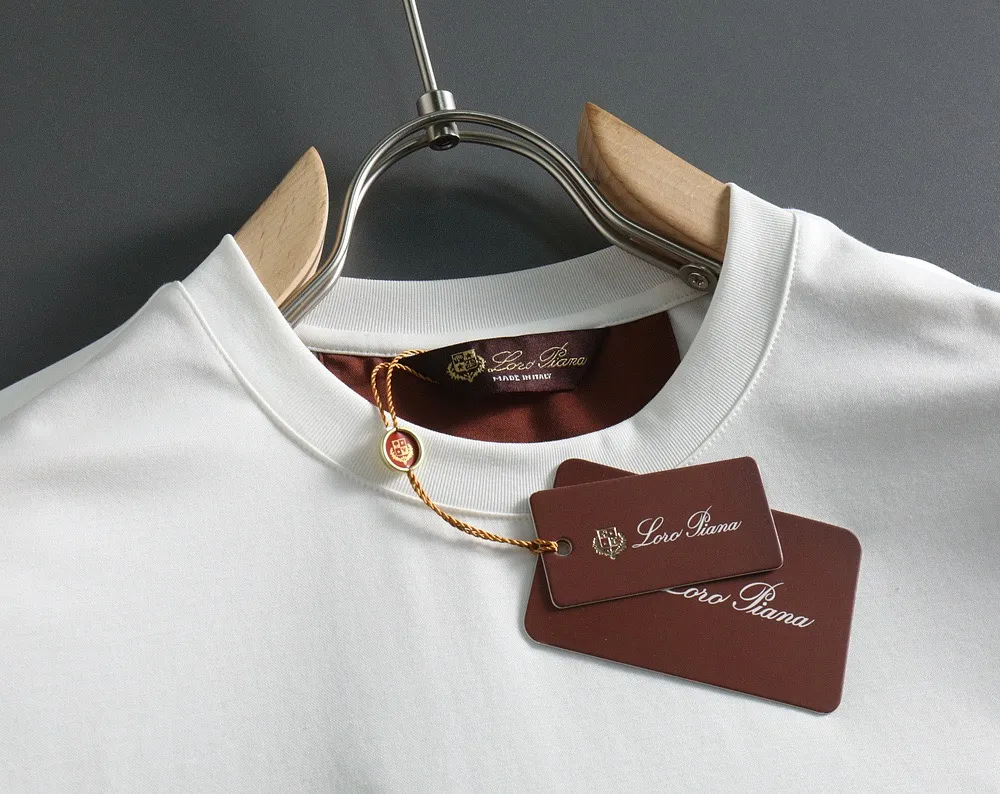 Loro Piana# Custom-woven model of high-end mercerized fabric. Classic embroidered logo# Does not tie the body. Exclusively customized imported pure cotton fabric. The upper body has a loose and casual silhouette. The texture is comfortable and breathable. It will not deform after being washed for a long time. Fashionable and casual. Versatile! Color: Gray Blue White Green Khaki Sizes: M-3xl